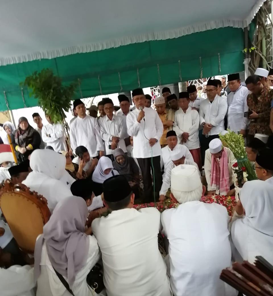 Ketua Umum PP Muhammadiyah Berikan Sambutan di Pemakaman Gus Sholah